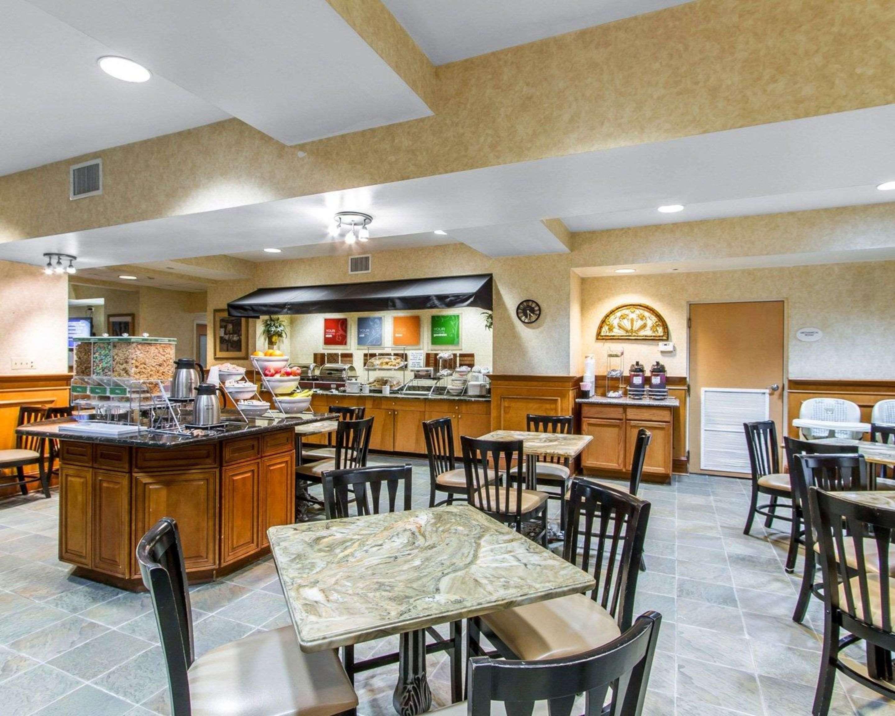 肯纳康福特套房酒店 外观 照片